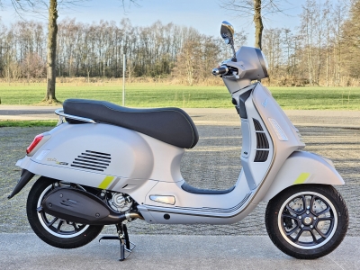 Vespa GTS SuperTech 300 HPE Grigio