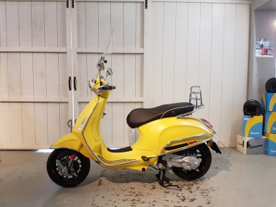 Vespa Sprint S mat geel