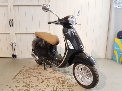 Vespa Primavera Nero Vulcano