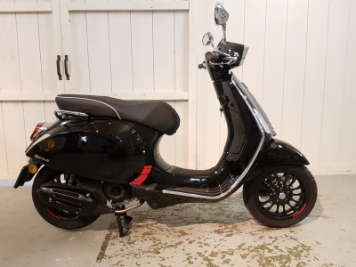 Vespa Sprint Carbon Edition