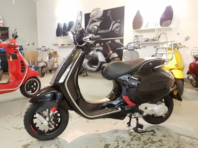 Vespa Sprint Carbon Edition