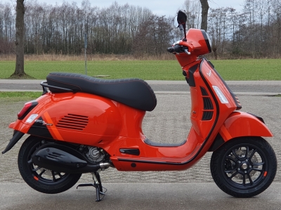 Vespa GTS SuperSport 300 HPE Arancio