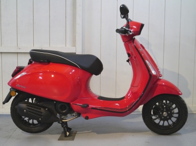 Vespa Sprint Rosso Notte Edition