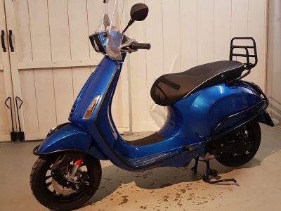 Vespa Sprint Azzurro black edition