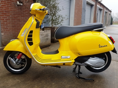 Vespa GTS 300 Super Giallo