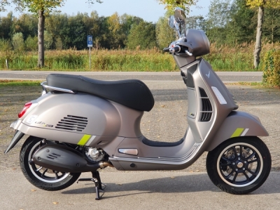 Vespa GTS SuperTech 300 HPE Grigio