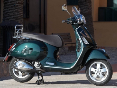 Vespa GTS Touring 300 HPE Forest Green