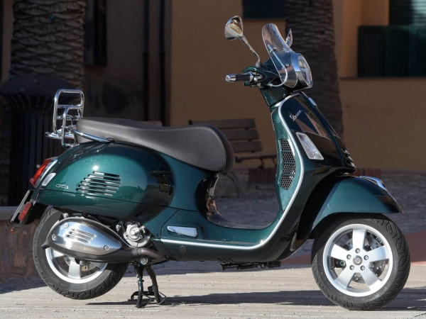 Vespa GTS Touring 300 Verde De Vespa Garage Modern