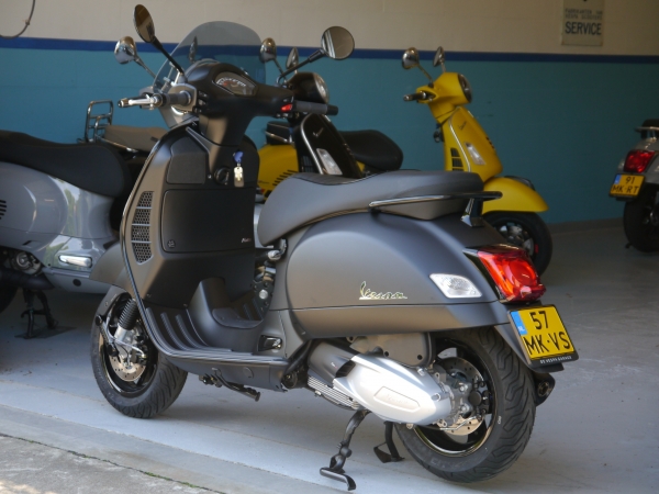 Vespa GTS Super Notte 300 HPE Nero Opaco | De Vespa Garage Modern